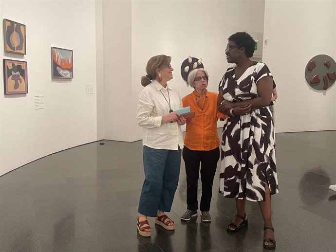 La comisaria Teresa Grandas, la artista Mari Chordà y la directora del Macba Elvira Dyangani Ose