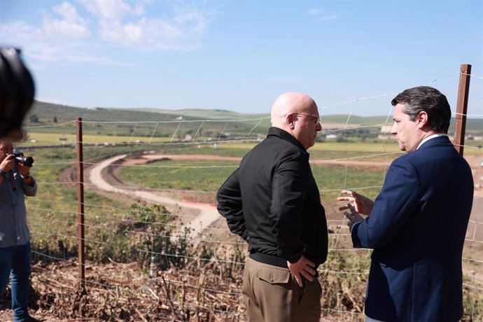 Archivo - El alcalde de Córdoba, José María Bellido (dcha.), durante la visita a las obras de la futura Base Logística del Ejército de Tierra, en una imagen de archivo.