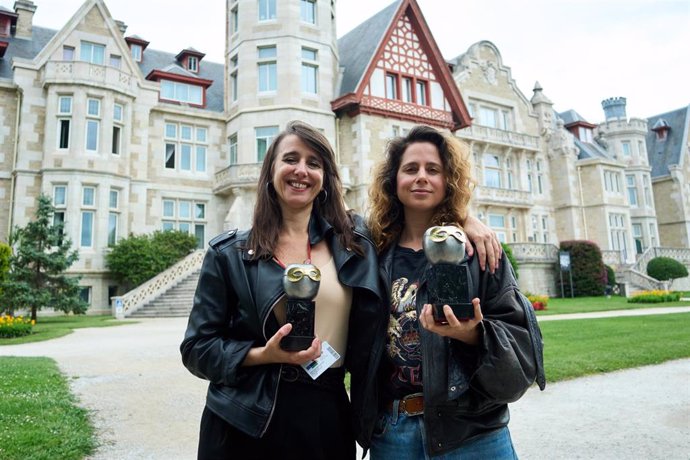 Fernanda Orazi Y Leticia Etala Con Los Premios Max