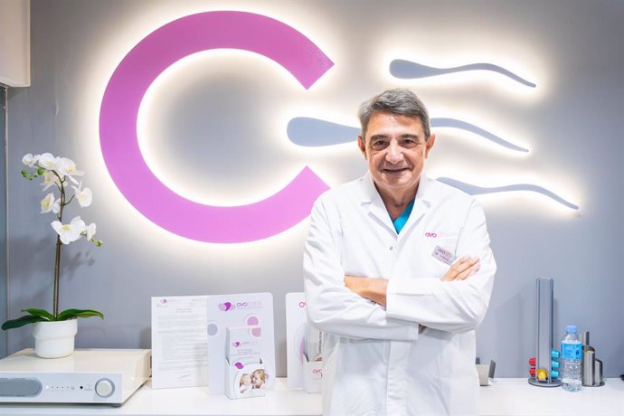 El especialista, posando en Ovoclinic Marbella