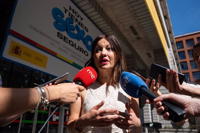 La ministra de Juventud e Infancia, Sira Rego, atiende a medios a su llegada a presidir el encuentro de trabajo con entidades del tercer sector sobre el Pacto de Estado para la erradicación de la pobreza infantil