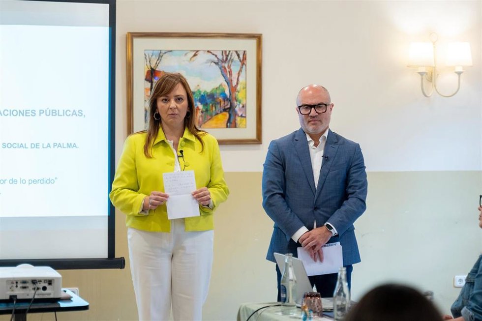 La consejera de Presidencia, Administraciones Públicas, Justicia y Seguridad, Nieves Lady Barreto, y el viceconsejero para la Recuperación Económica y Social de La Palma, Pedro Afonso