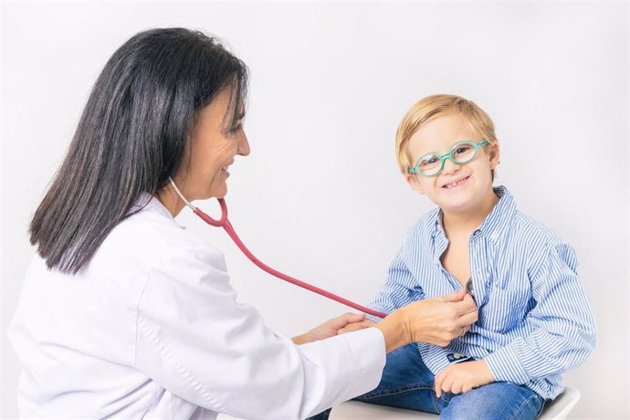 Médico atiende a un niño con discapacidad