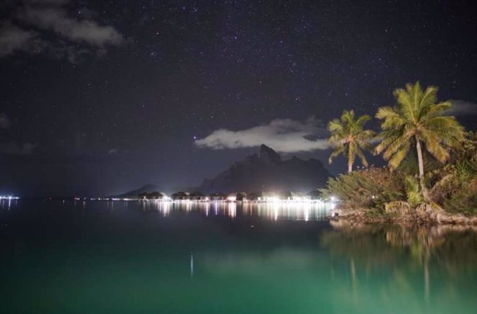 Contaminación lumínica nocturna sobre hábitats acuáticos en la Polinesia Francesa.