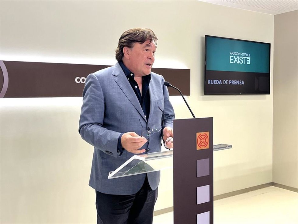 El portavoz de Aragón Teruel Existe, Tomás Guitarte, en la sala de prensa de las Cortes