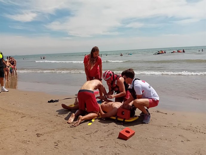 La platja del Cabanyal acull un simulacre de rescat de dos banyistes