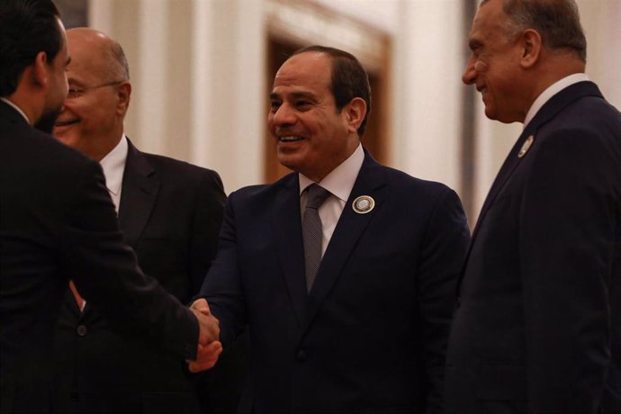 Archivo - Imagen de archivo del presidente egipcio, Abdelfatá al Sisi, en el centro.