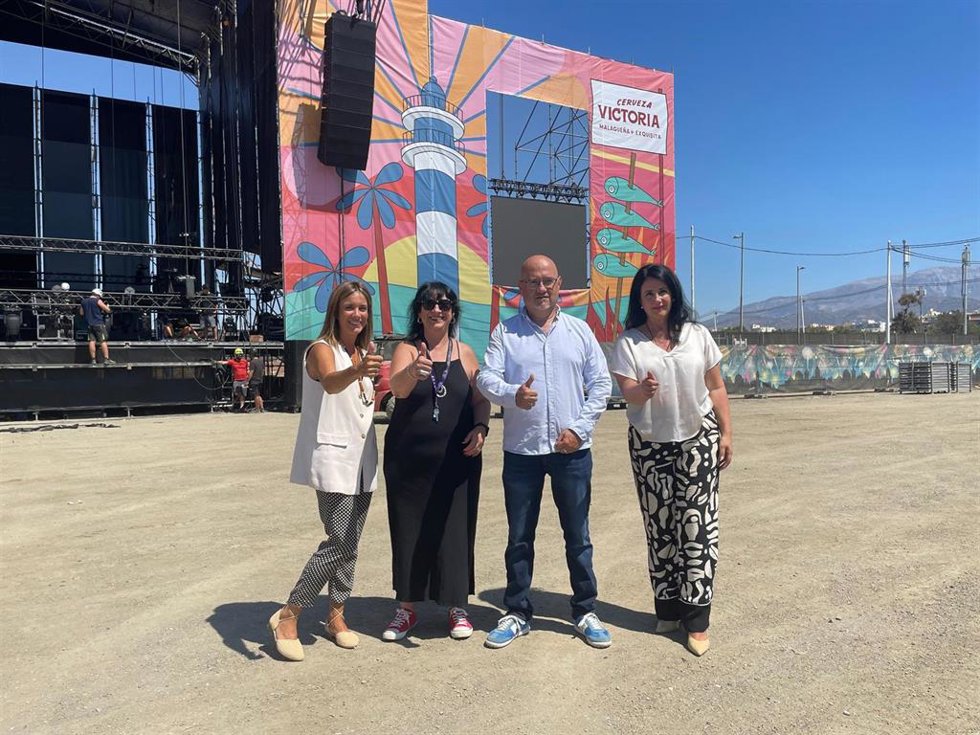 El primer teniente de alcalde de Vélez-Málaga y concejal de Turismo, Jesús Pérez Atencia; la concejala de Cultura, Alicia Ramírez; la directora artística Weekend Beach Festival, Fátima Rodríguez; y la responsable Cervezas Victoria, Genoveva Farraguts