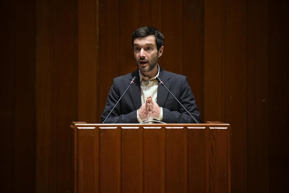El ministro de Derechos Sociales y Agenda 2030, Pablo Bustinduy, interviene durante el acto Hacia una Prestación Universal por Crianza' en el Ministerio de Derechos Sociales, Consumo y Agenda 2030, a 18 de junio de 2024, en Madrid (España). 