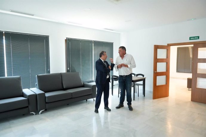Javier Fernández con el alcalde de Lantejueja en el nuevo tanatorio municipal
