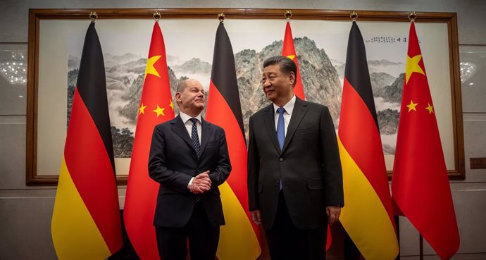 Archivo - 16 April 2024, China, Beijing: Chinese President Xi Jinping (R) welcomes German Chancellor Olaf Scholz at the State Guest House. Photo: Michael Kappeler/dpa