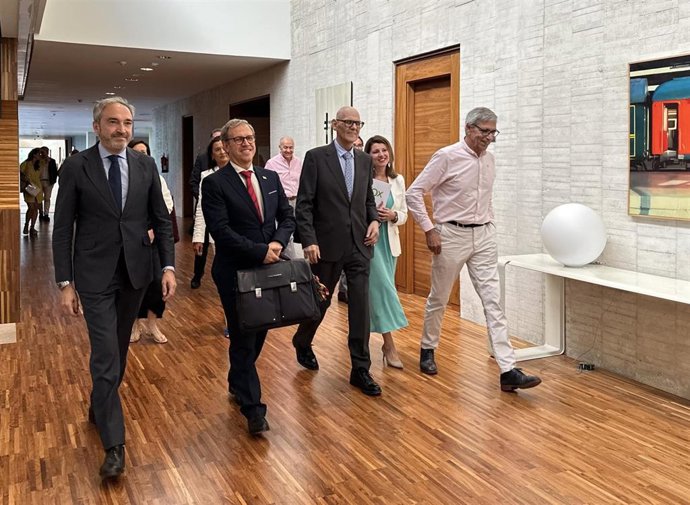 El consejero de Industria, Comercio y Empleo, Mariano Veganzones, llega a la Comisión Extraordinaria en las Cortes.