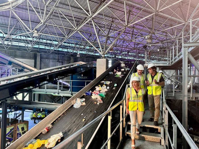 La consellera de Medi ambient, Aigua, Infraestructures i Territori, Salomé Pradas, visita la planta de reciclatge d'Alzira