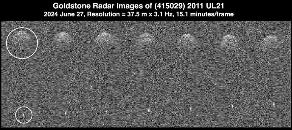 Asteroide 2011 UL21 de 1,5 kilómetros de ancho durante su aproximación a la Tierra el 27 de junio desde aproximadamente 6 millones de kilómetros de distancia. El asteroide y su pequeña luna están rodeados por un círculo blanco
