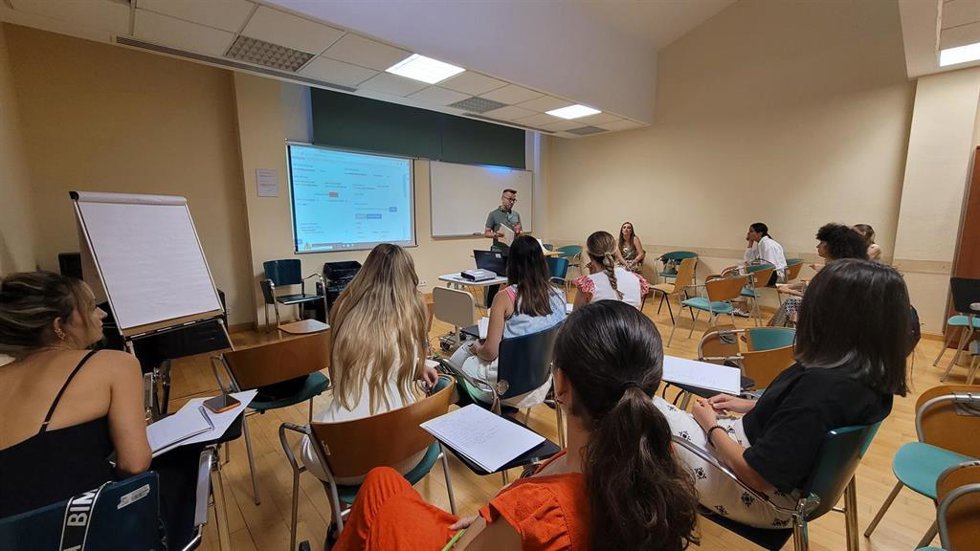 Una de las sesiones con los profesionales que se incorporan en el plan vacacional.