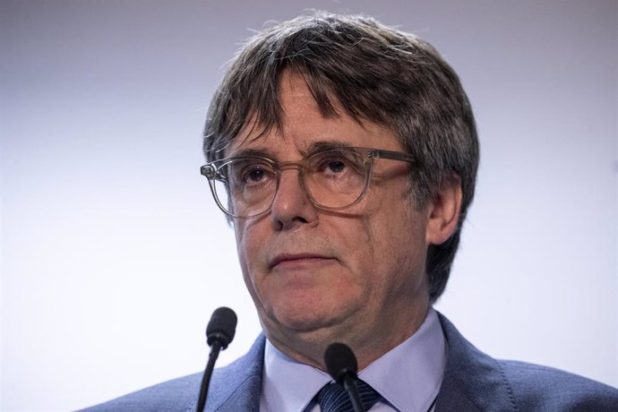 Archivo - El expresidente de la Generalitat y eurodiputado de Junts, Carles Puigdemont, comparece en una rueda de prensa para explicar los detalles del acuerdo de investidura con el PSOE, en el Parlamento Europeo, a 9 de noviembre de 2023, en Bruselas (Bé