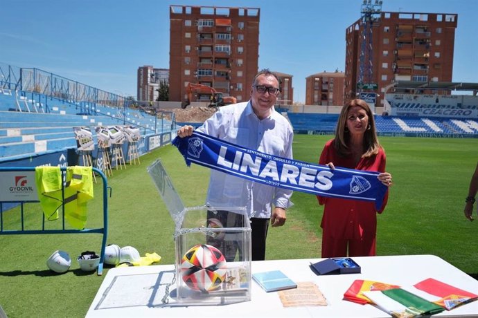 Arturo Bernal y Auxi del Olmo en el inicio de las obras de remodelación del Estadio de Linarejos