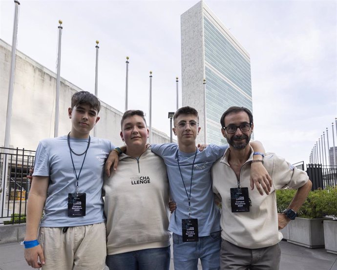 Los tres estudiantes conquenses en la sede de Naciones Unidas en Nueva York.