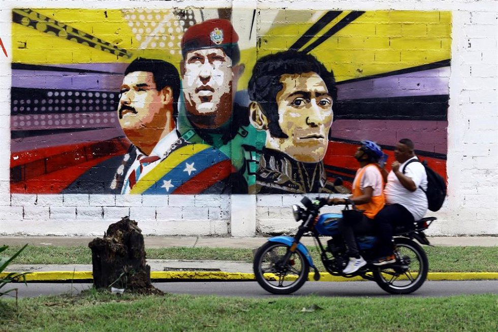 Archivo - Un mural durante la campaña electoral en Venezuela