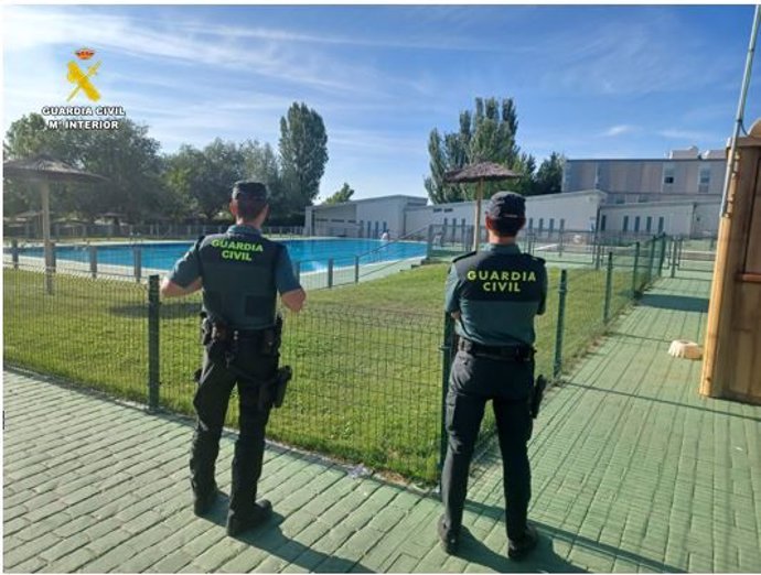 Efectivos de la Guardia Civil en una piscina municipal.