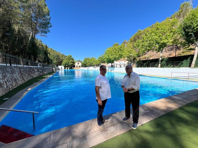 Visita a la piscina de Amurjo, donde se han destinado fondos del PFEA.