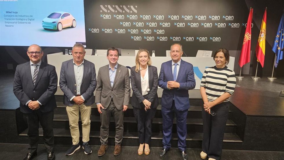 Representantes empresariales  de FACONAUTO Navarra y ARIAUTO con la consejera de Economía, Innovación, Empresa y Trabajo Autónomo del Gobierno de La Rioja, Belinda León, quien ha clausurado el evento, ju to a su homólogo navarro, Mikel Irujo