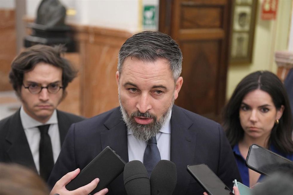 El líder de Vox, Santiago Abascal, realiza unas declaraciones a la prensa en el Congreso de los Diputados.