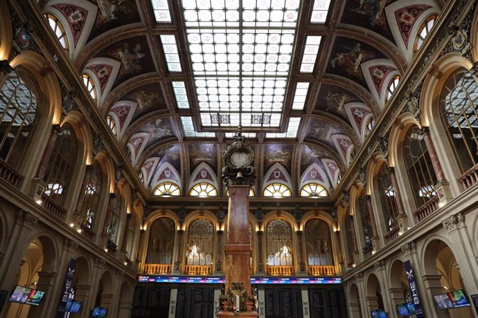 Archivo - Imagen del edificio de la Bolsa de Madrid en la jornada del día 28 de febrero de 2020.