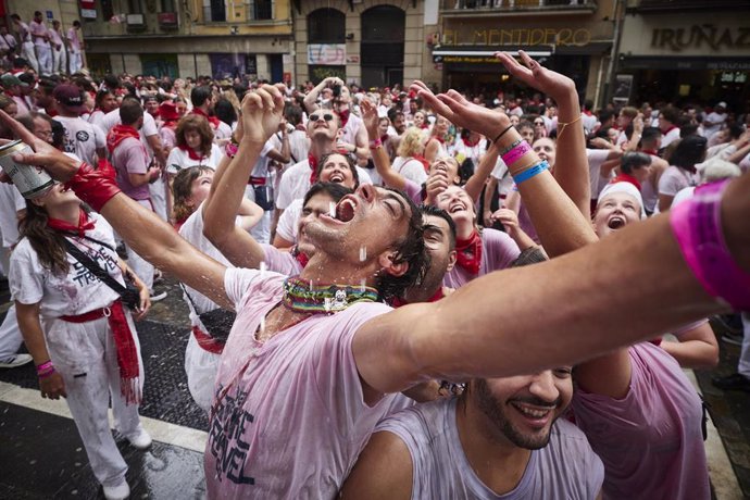 Archivo - Ambiente en las calles tras el chupinazo que da inicio a los Sanfermines 2023, en la Plaza del Ayuntamiento, a 6 de julio de 2023, en Pamplona, Navarra (España). 