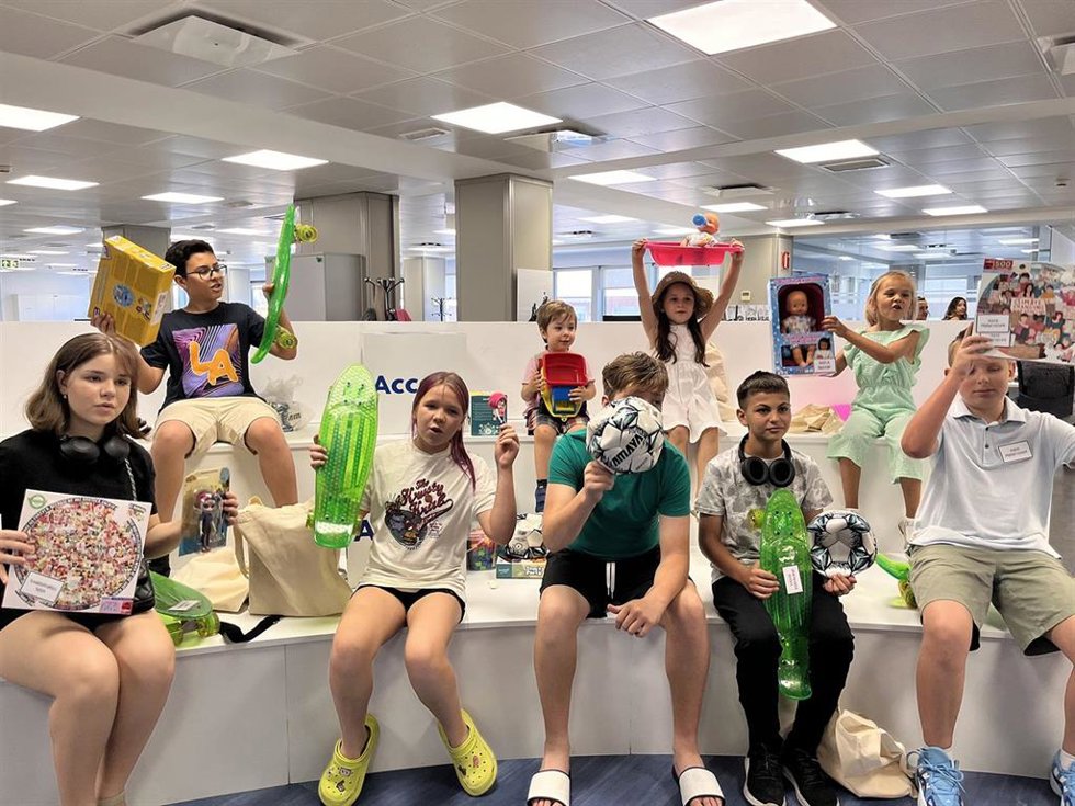 La campaña 'Un Juguete, una ilusión' lleva más de 90 juguetes a niños refugiados