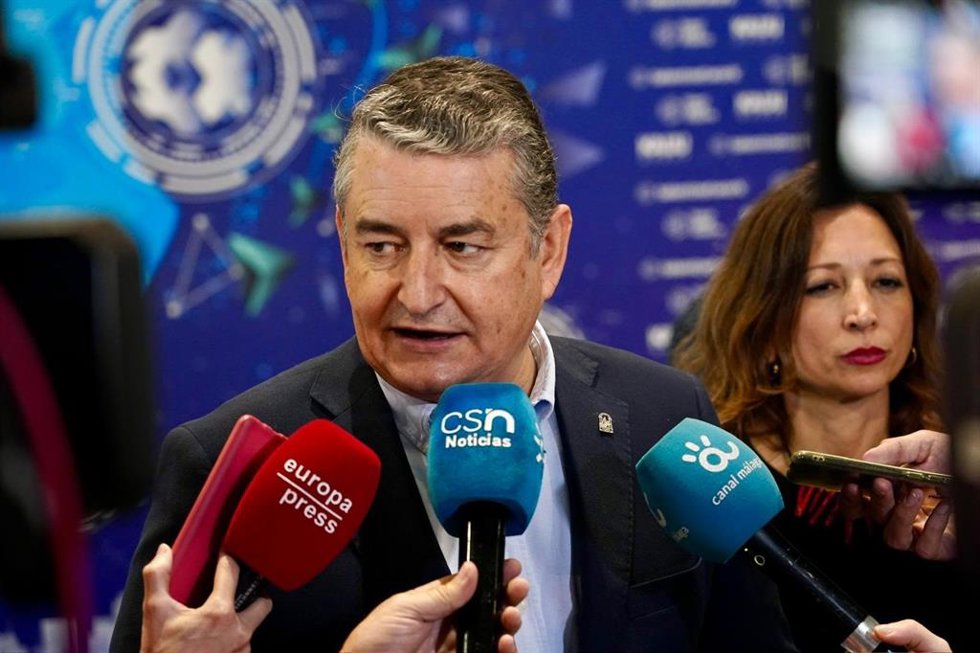 El consejero de la Presidencia, Interior, Diálogo Social y Simplificación Administrativa, Antonio Sanz, atiende a los periodistas en Málaga.