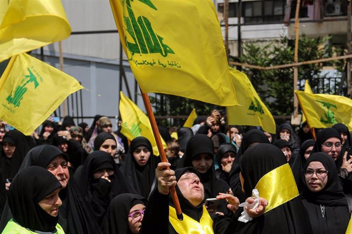 Concentración por el funeral de un alto mando de Hezbolá en Beirut, capital de Líbano.