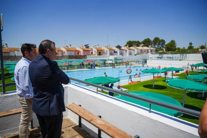 El presidente de la Diputación de Sevilla, Javier Fernández (d) conversa con el alcalde de Aguadulce, José Ramón Montaño.