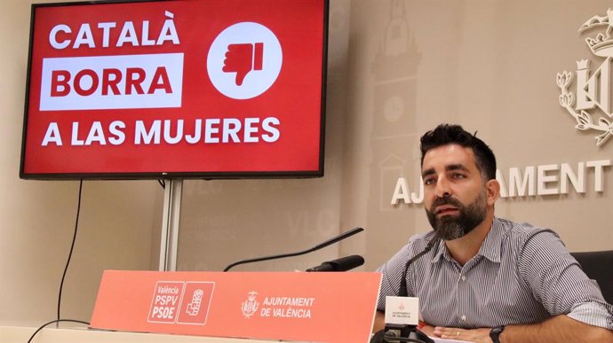 L'edil socialista a l'Ajuntament de València Javier Mateo en la roda de premsa sobre les polítiques de foment de l'ocupació femenina a la ciutat.