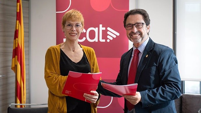 Rosa Romà y Joan Guàrdia firman el acuerdo para impulsar una cátedra de IA y medios