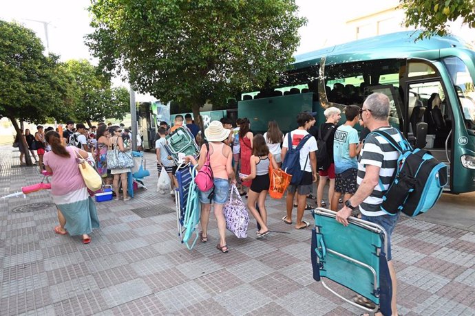 Archivo - Usuarios de la iniciativa municipal 'Los jueves a la playa', durante los meses de julio y agosto, con viajes en autobús a la costa onubense.