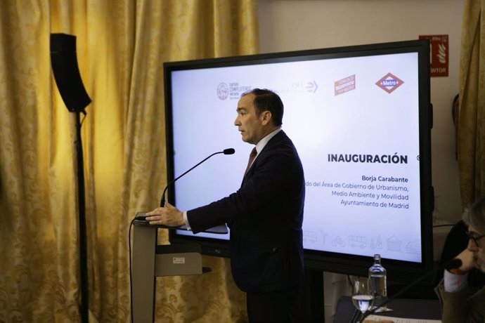 El delegado de Urbanismo, Medio Ambiente y Movilidad, Borja Carabante, en un curso en la Universidad Cumplutense de Madrid