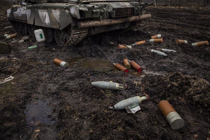 Archivo - April 2, 2022, Trostyanets, Sumy, Ukraine: Ammunition for a Russian tank litters the ground on a field between Okhtyrka and Trostyanets, Ukraine on April 2, 2022. The roadway had was littered with multiple Russian tanks and various vehicles eith
