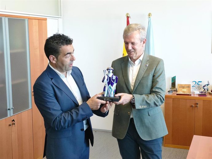 El presidente de la Diputación de Pontevedra, Luis López,  y el presidente de la Xunta, Alfonso Rueda, se intercambian regalos, antes de mantener un encuentro institucional en Pontevedra, a 3 de julio de 2024.