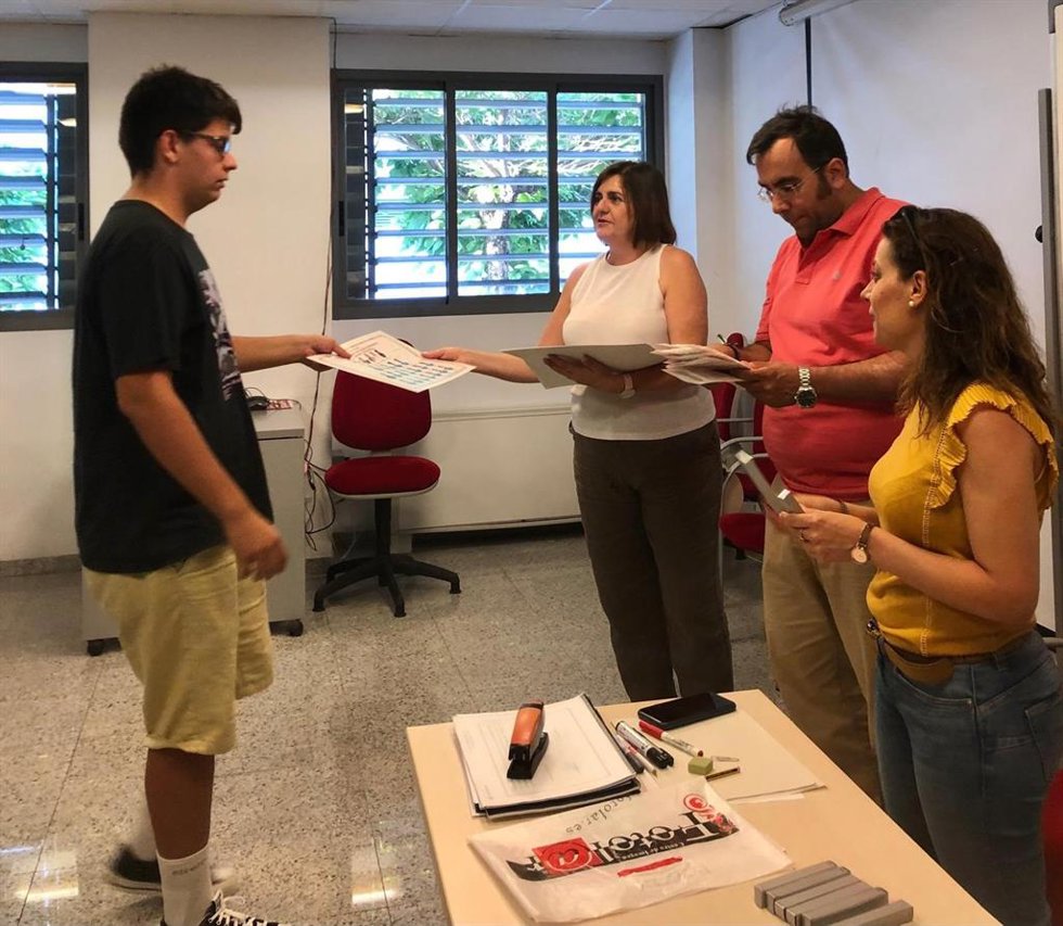 Borrego (centro) entrega un diploma en el acto de clausura del curso.