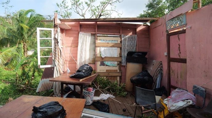 Una casa destrozada por el paso del huracán 'Beryl' en San Vicente y las Granadinas