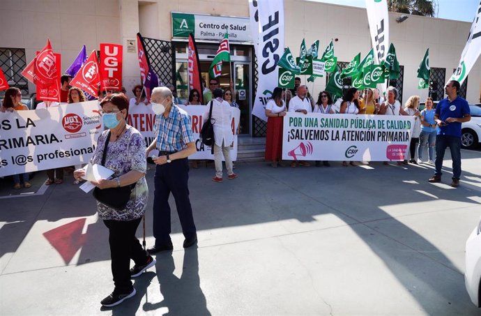 Archivo - Médicos y personal sanitario en la puerta del centro médico en protesta 