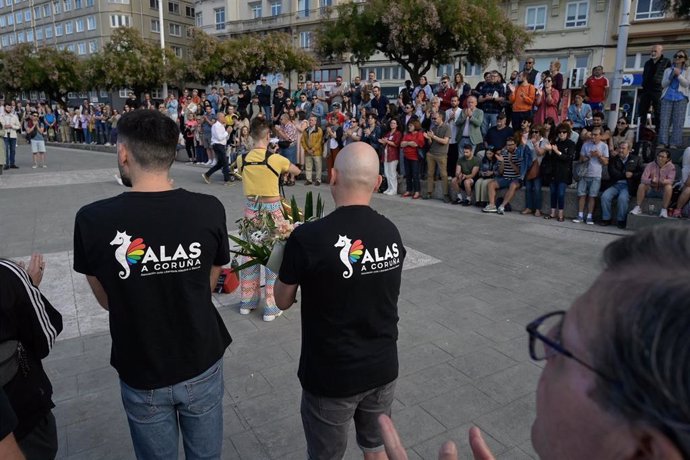 Decenas de persoas durante unha homenaxe a Samuel Luiz polo terceiro aniversario do seu asasinato, a 3 de xullo de 2024, na Coruña, Galicia (España). 
