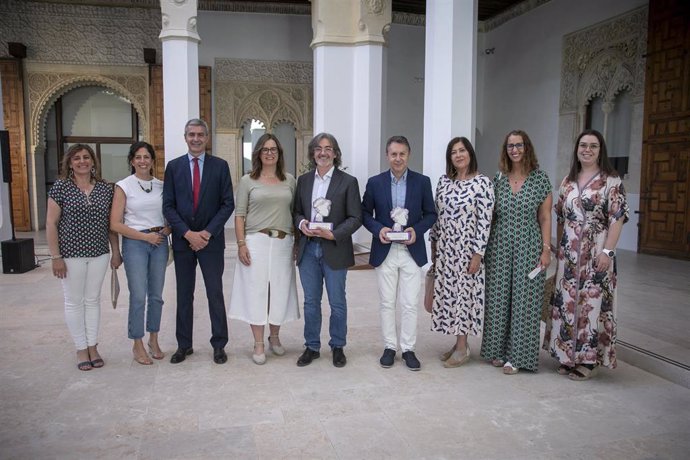 La consejera de Igualdad, Sara Simón, acompañada por la consejera Portavoz, Esther Padilla, ha entregado, los reconocimientos de la IV edición de los Premios Periodísticos ‘Luisa Alberca Lorente’.