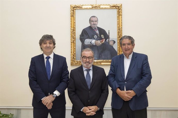 El Colegio de Abogados incorpora el retrato del decano emérito Óscar Cisneros