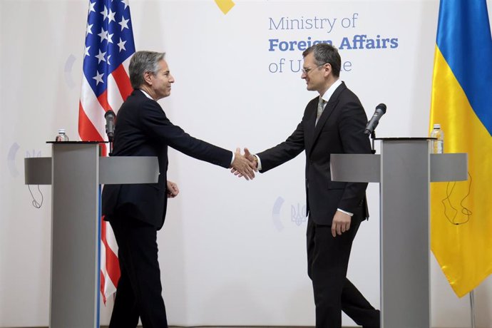 Archivo - El secretario de Estado de EEUU, Antony Blinken (izquierda), y el ministro de Exteriores de Ucrania, Dimitro Kuleba (derecha)