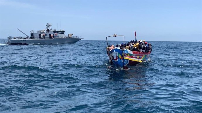 Archivo - Las fuerzas de seguridad de Senegal interceptan una embarcación frente a sus costas