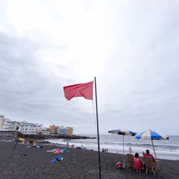 Bandera roja en Playa Jardín, en Puerto de la Cruz, contaminada con aguas residuales