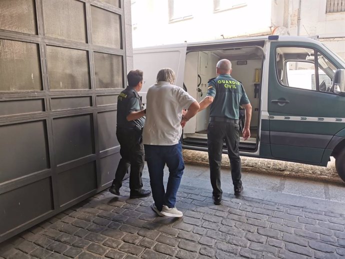 El hombre detenido por apuñalar a otro en un bar de Pozoblanco es conducido por agentes de la Guardia Civil para su traslado.