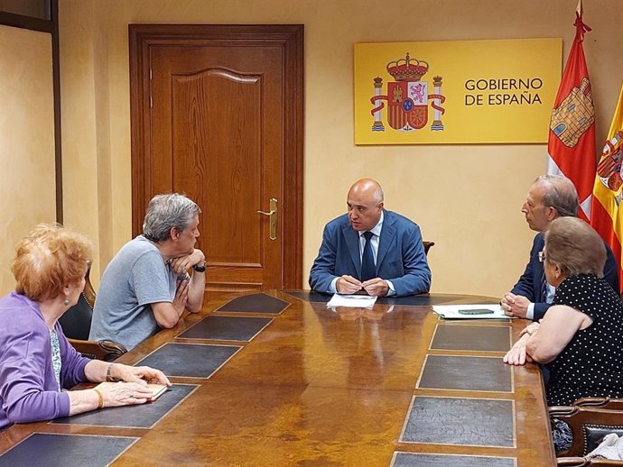 Canales en la reunión con los integrantes de la Asociación Vecinal del barrio de La Rondilla